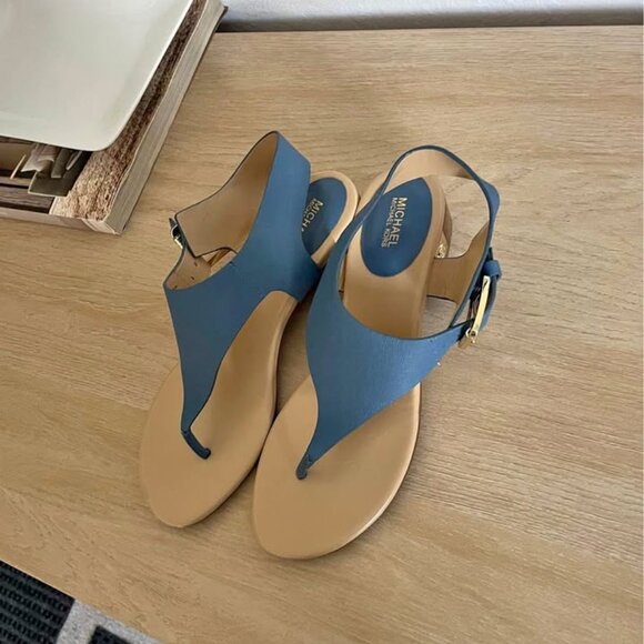 Beautiful sandals - Picture 1 of 4